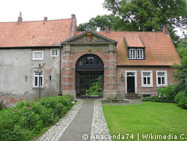 Eingang der Burg Berum in Hage